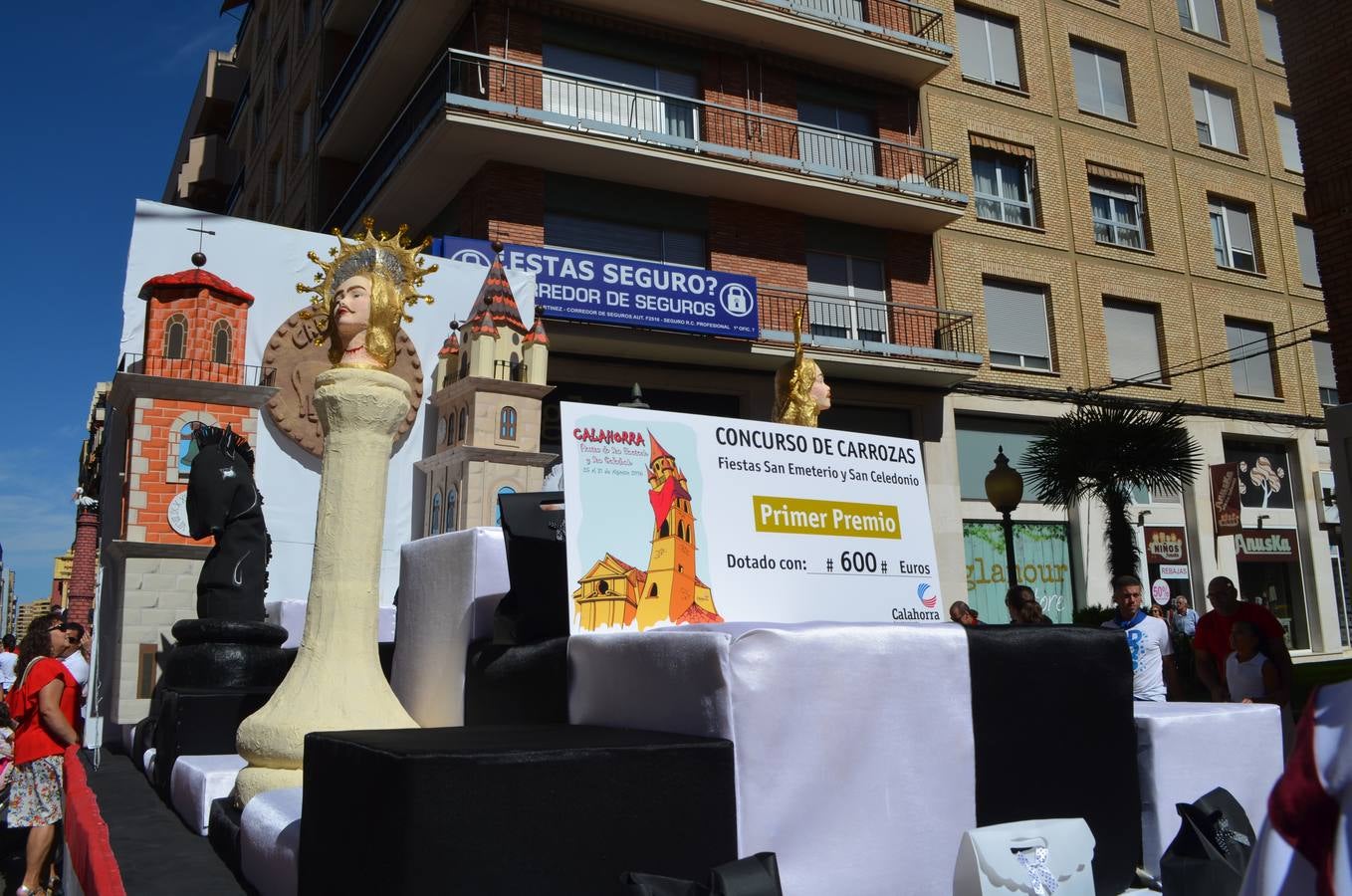 Las carrozas desfilan y concursan en las fiestas de Calahorra