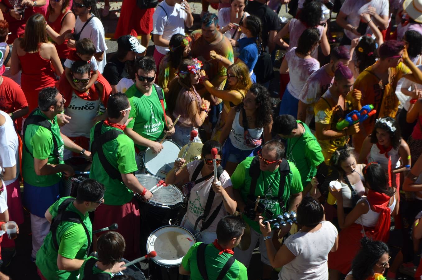 Las carrozas desfilan y concursan en las fiestas de Calahorra