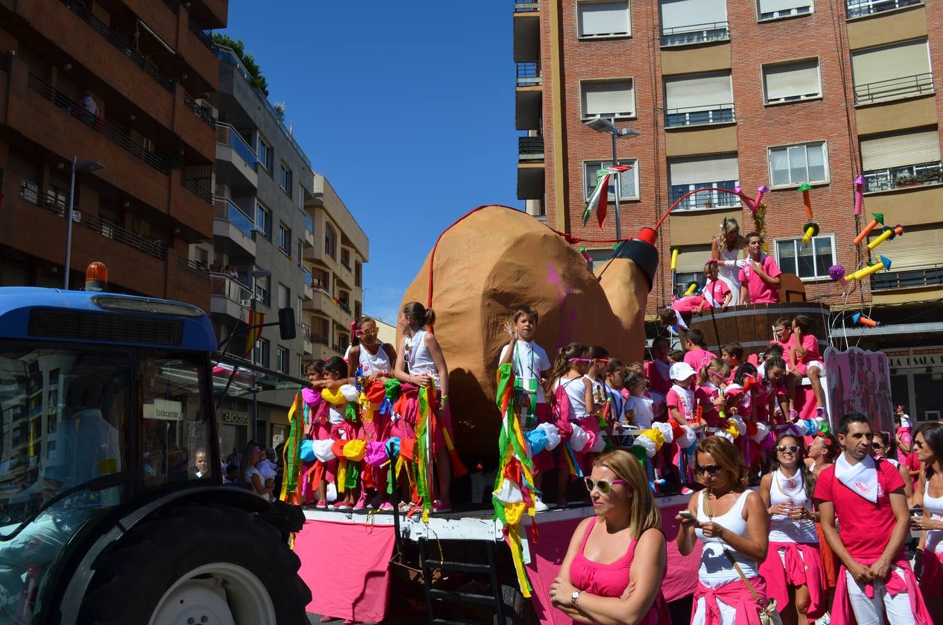 Las carrozas desfilan y concursan en las fiestas de Calahorra