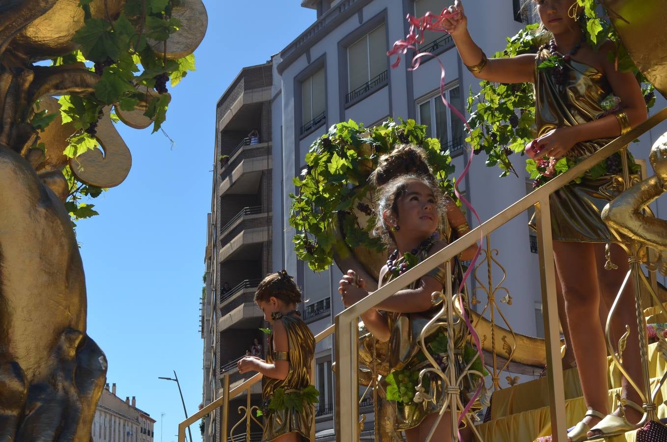 Las carrozas desfilan y concursan en las fiestas de Calahorra