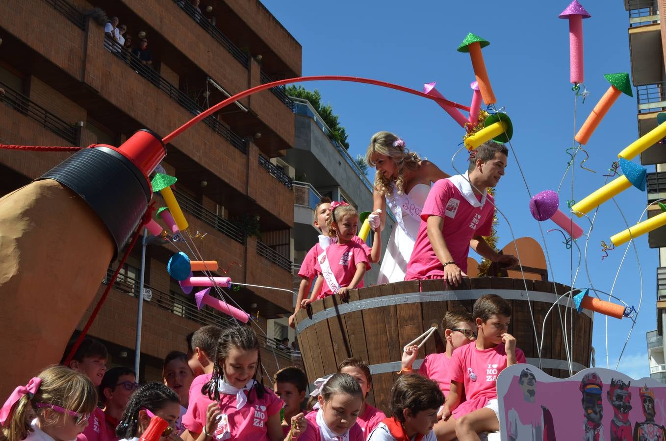 Las carrozas desfilan y concursan en las fiestas de Calahorra