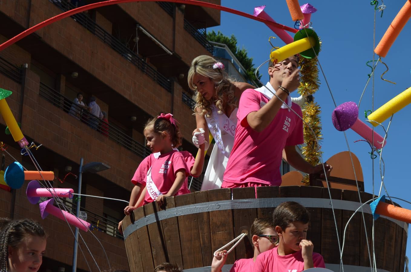 Las carrozas desfilan y concursan en las fiestas de Calahorra