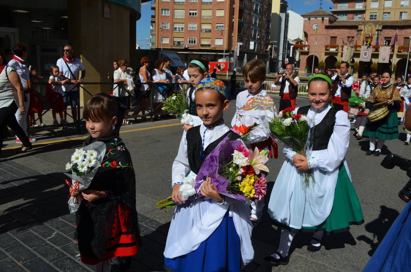 Calahorra se vuelca con la Ofrenda de Flores