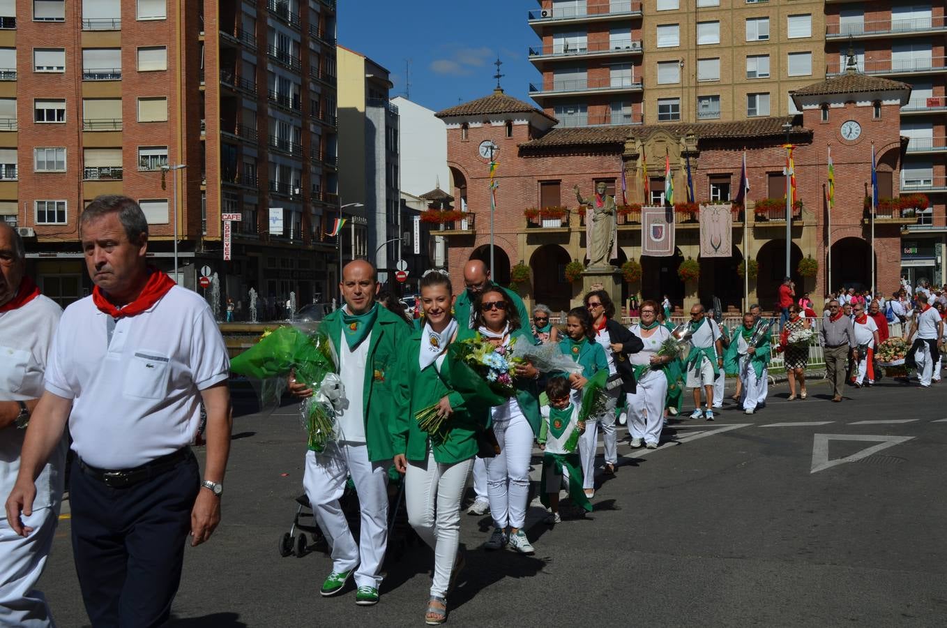 Calahorra se vuelca con la Ofrenda de Flores