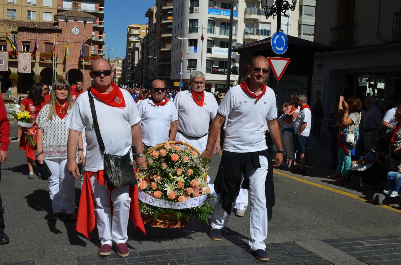 Calahorra se vuelca con la Ofrenda de Flores