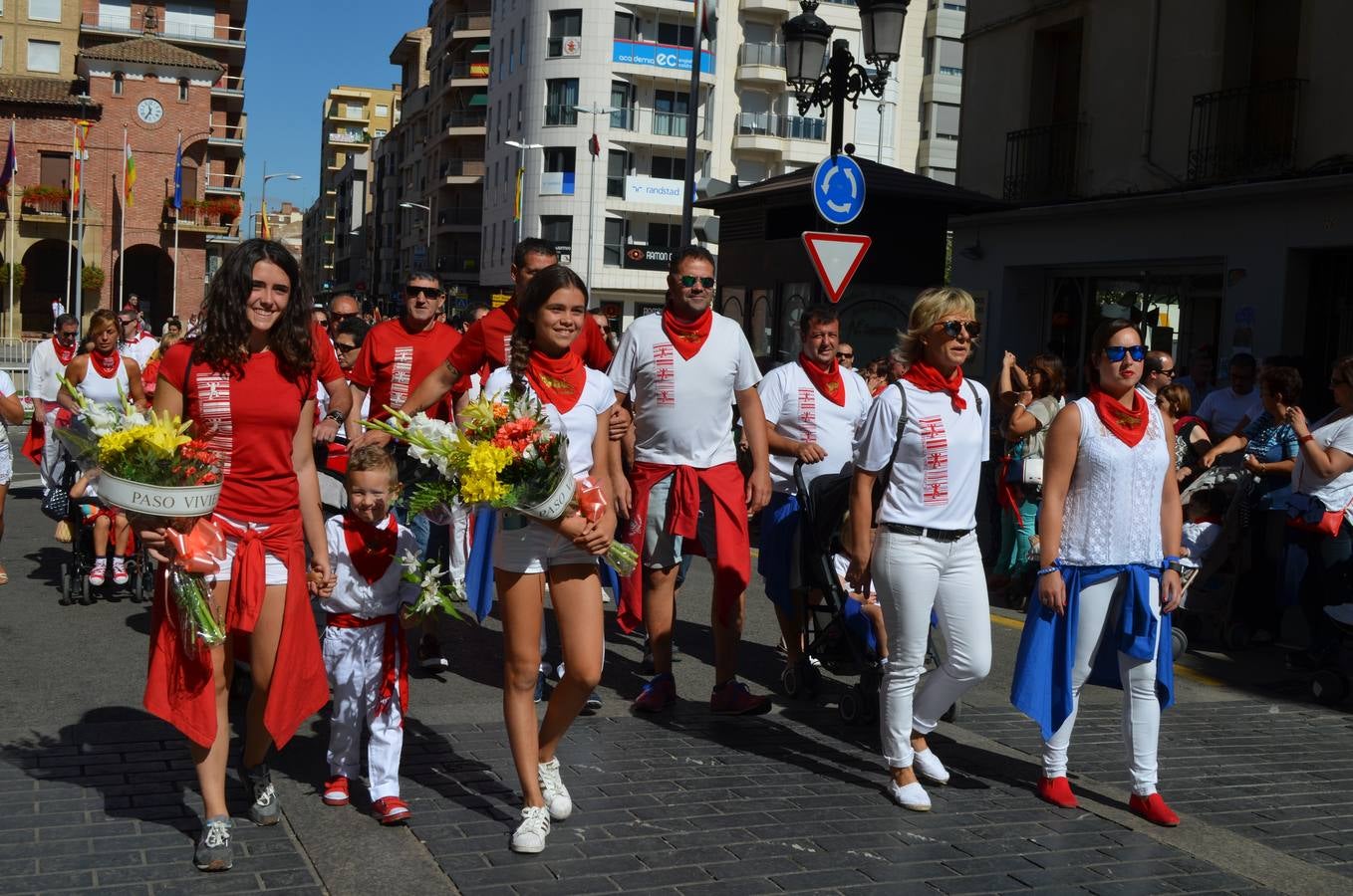 Calahorra se vuelca con la Ofrenda de Flores