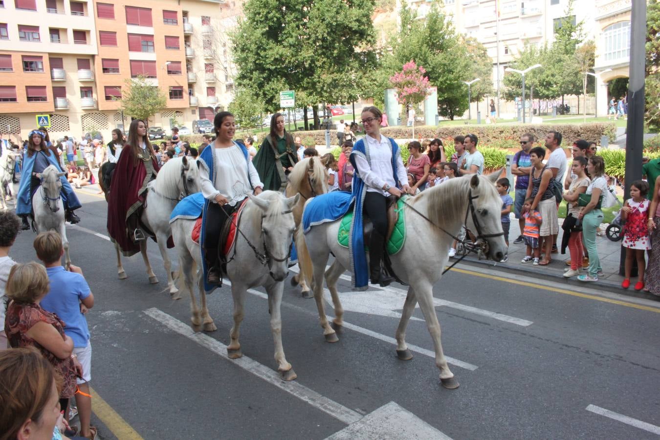 El desfile abrió el Mercado del Kan de Vico