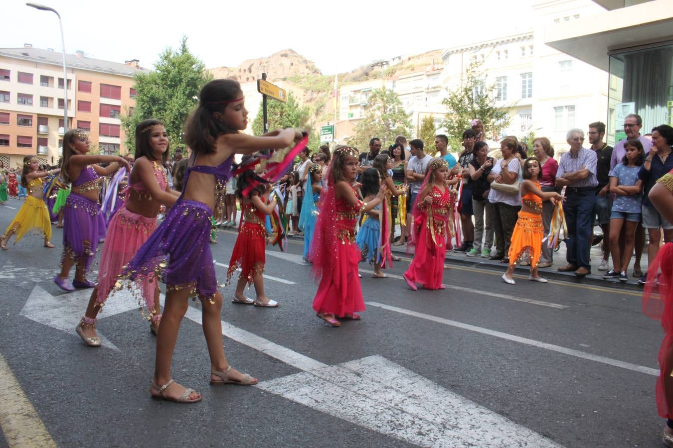 El desfile abrió el Mercado del Kan de Vico