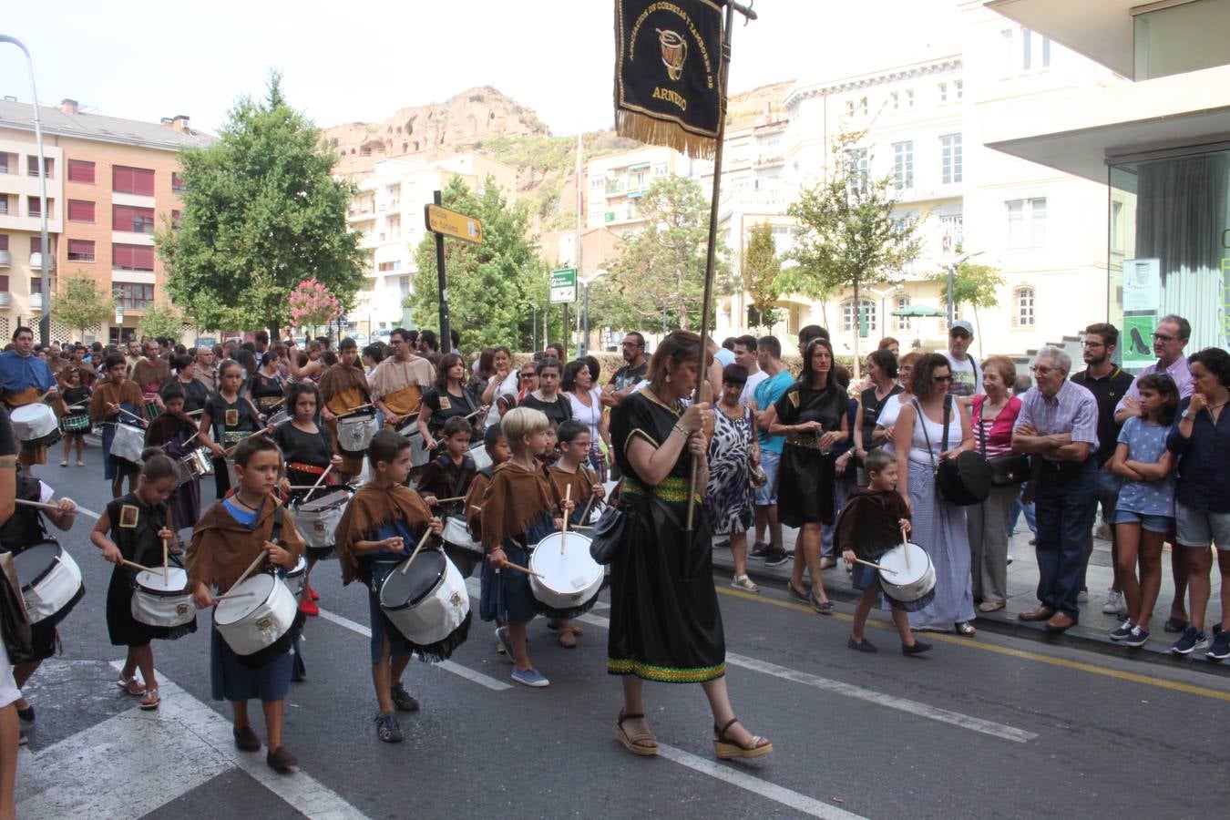 El desfile abrió el Mercado del Kan de Vico