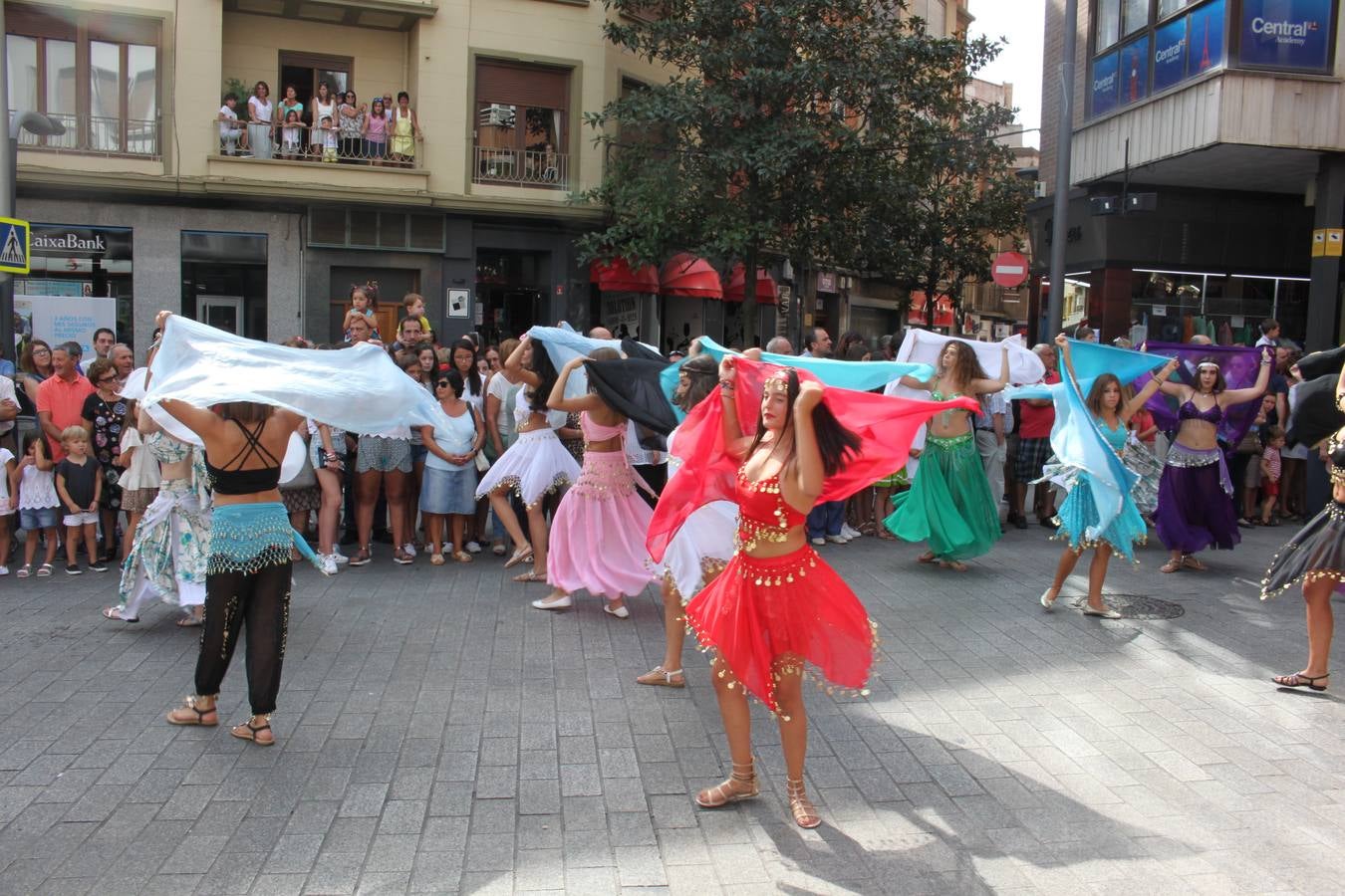 El desfile abrió el Mercado del Kan de Vico