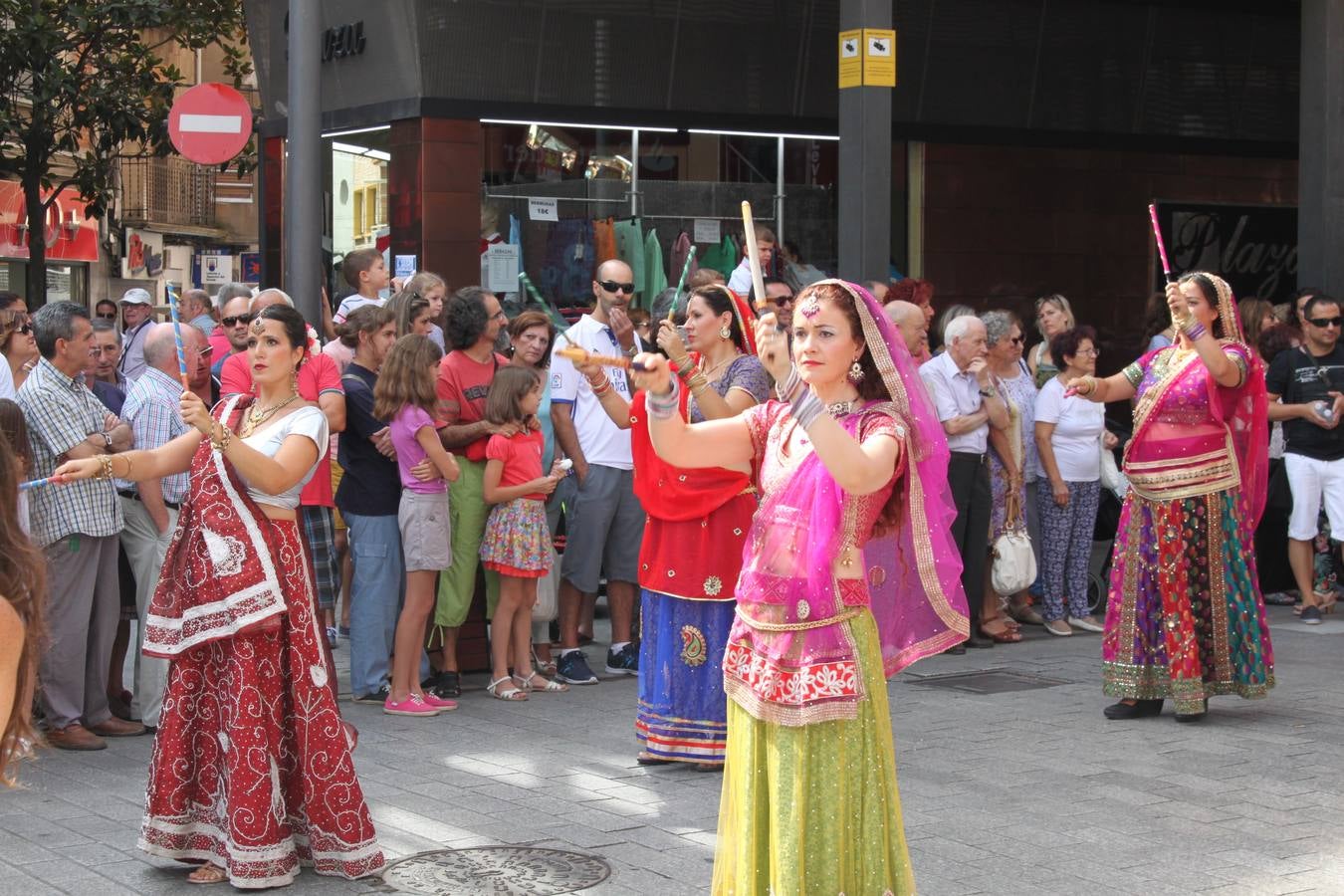 El desfile abrió el Mercado del Kan de Vico