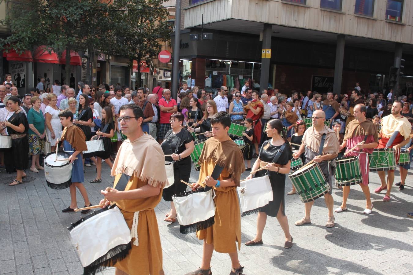 El desfile abrió el Mercado del Kan de Vico