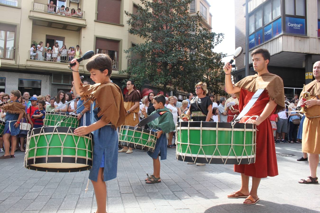 El desfile abrió el Mercado del Kan de Vico