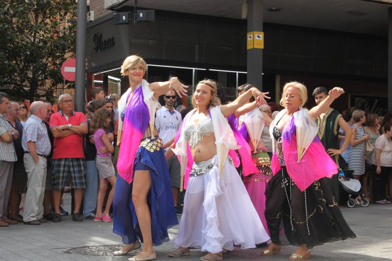 El desfile abrió el Mercado del Kan de Vico