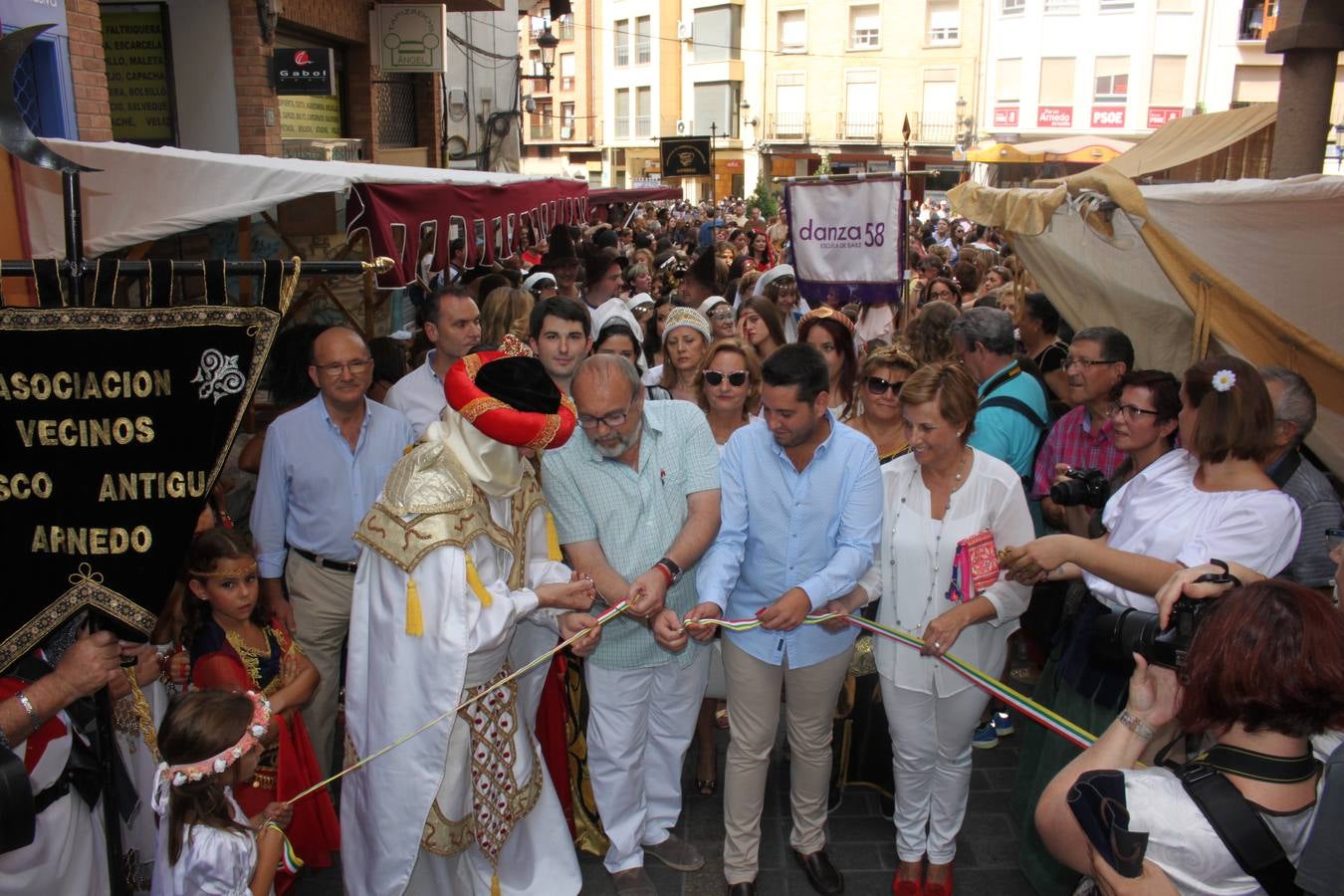 El desfile abrió el Mercado del Kan de Vico