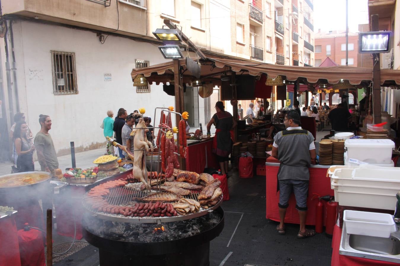 El desfile abrió el Mercado del Kan de Vico