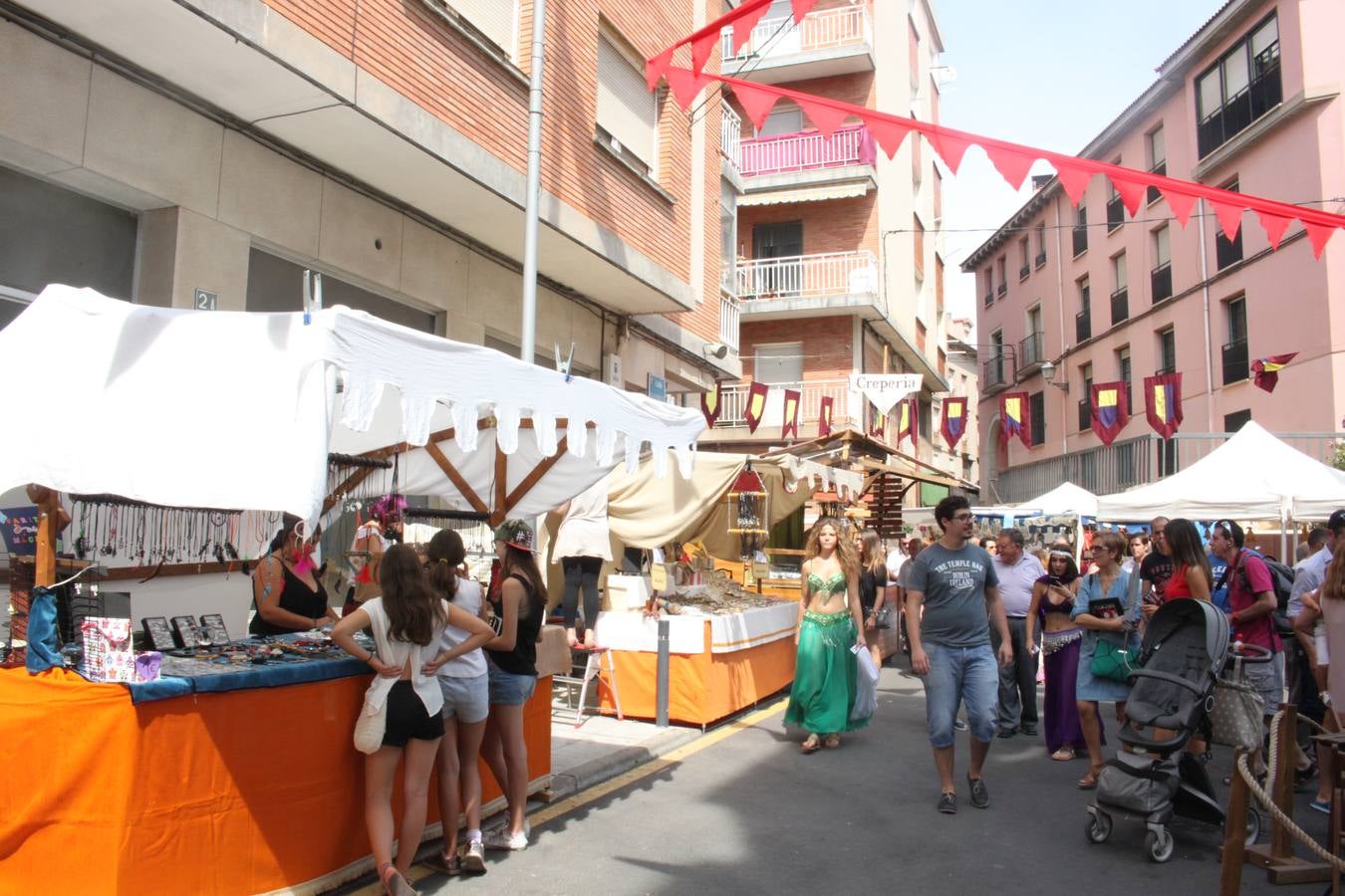 El desfile abrió el Mercado del Kan de Vico