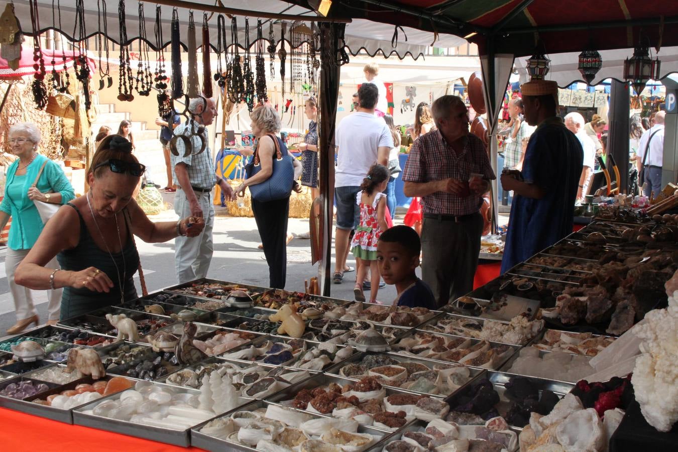 El desfile abrió el Mercado del Kan de Vico