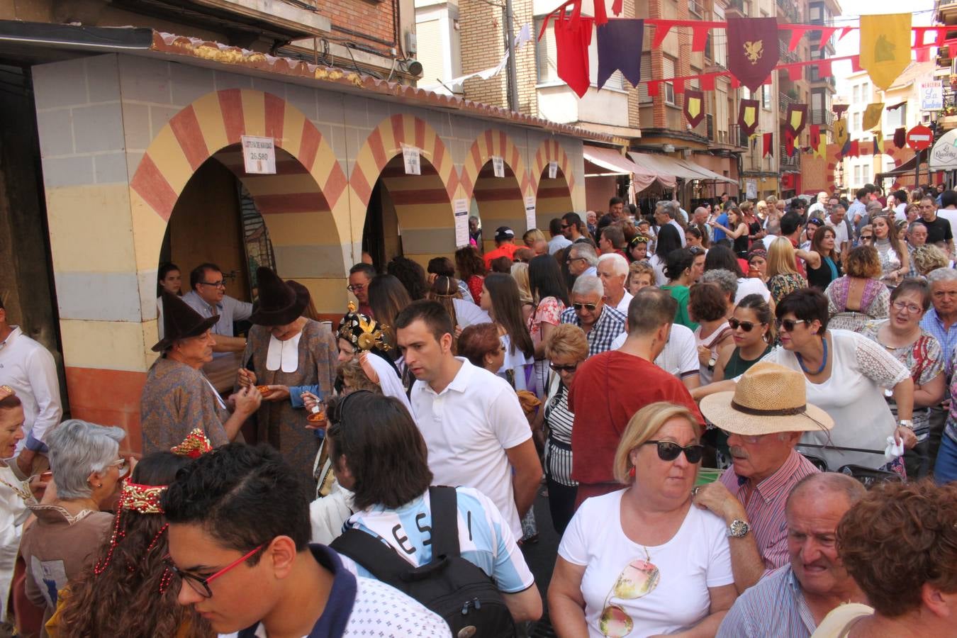 El desfile abrió el Mercado del Kan de Vico