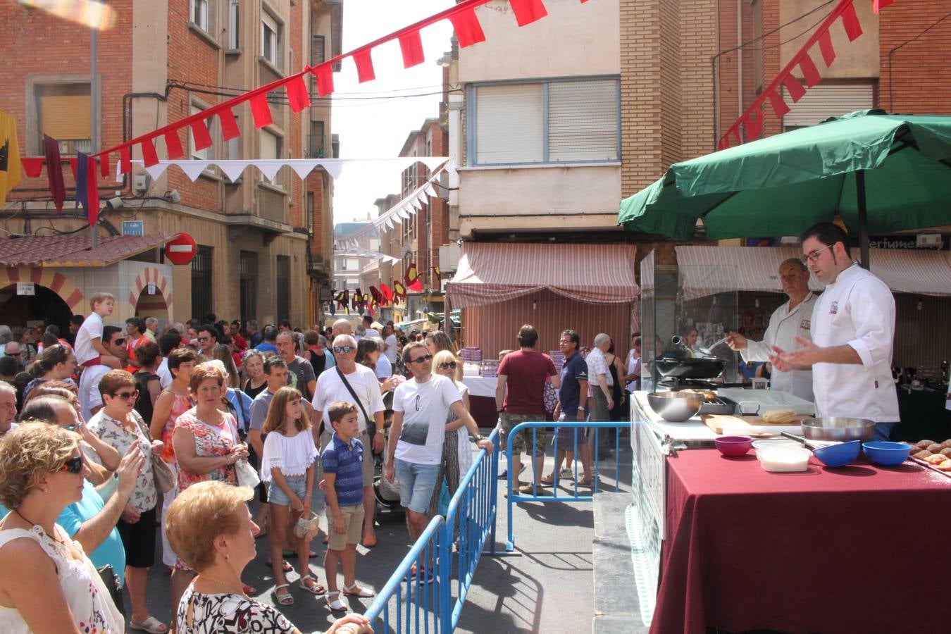 El desfile abrió el Mercado del Kan de Vico