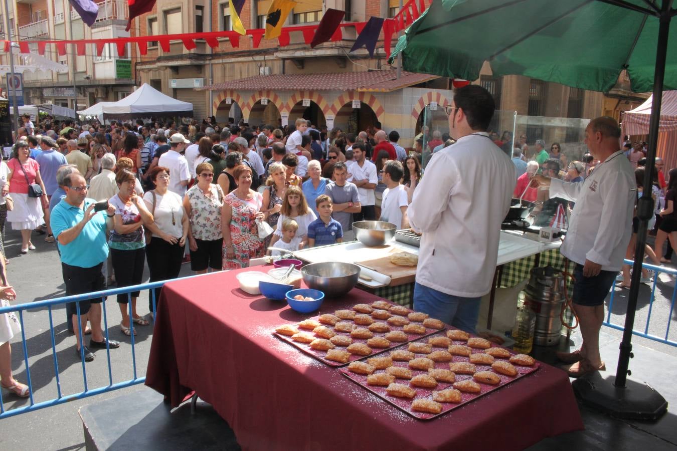 El desfile abrió el Mercado del Kan de Vico