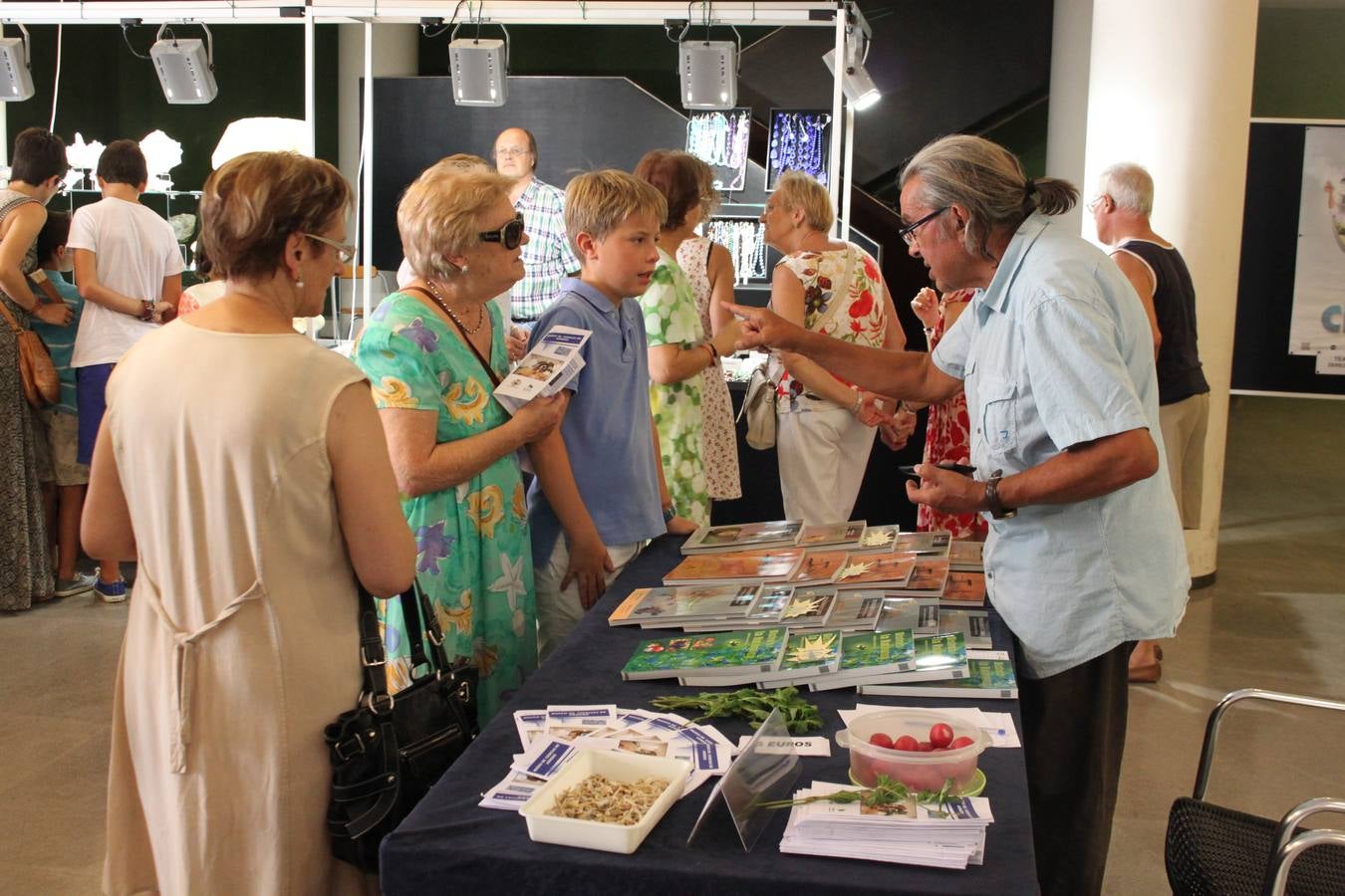 El desfile abrió el Mercado del Kan de Vico