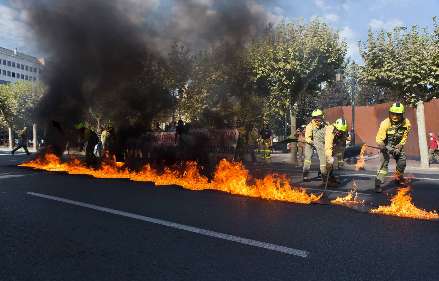 Los retenes continúan con sus protestas para reivindicar la categoría de bombero forestal