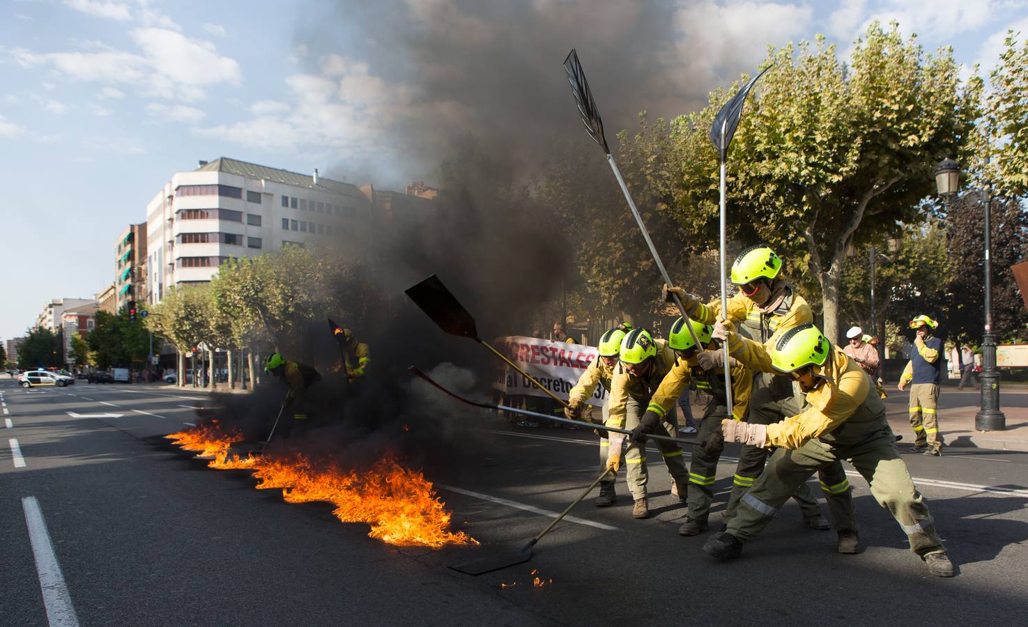 Los retenes continúan con sus protestas para reivindicar la categoría de bombero forestal