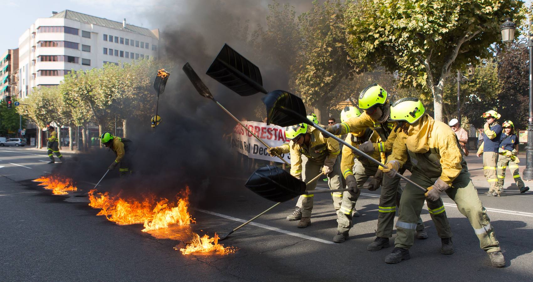 Los retenes continúan con sus protestas para reivindicar la categoría de bombero forestal