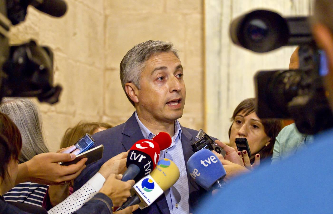 Los gestos en el Pleno del Parlamento riojano