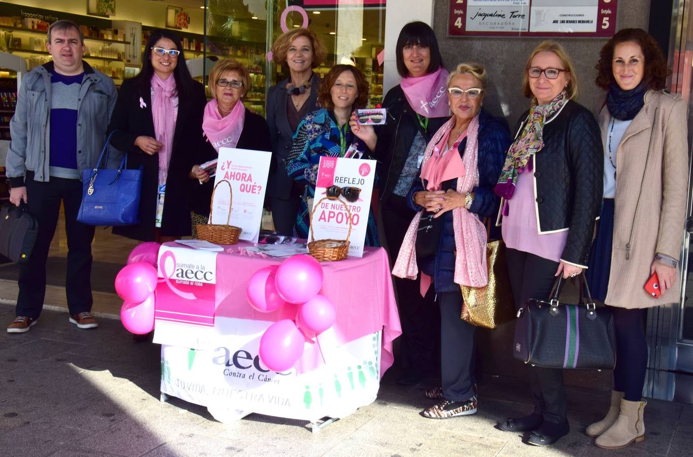 Logroño, su comercio y los ciudadanos se vuelcan con el Día del Cáncer de Mama