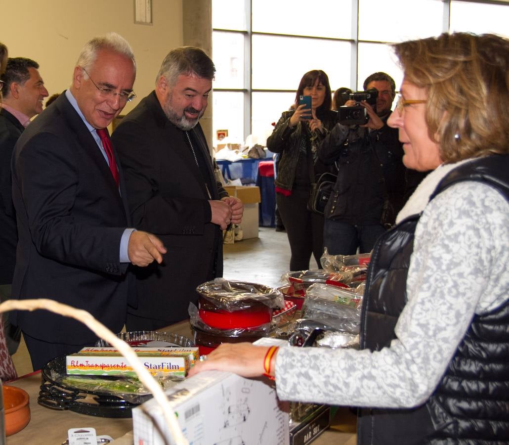 El rastrillo a beneficio de Cáritas reúne 17 expositores y 40 voluntarios