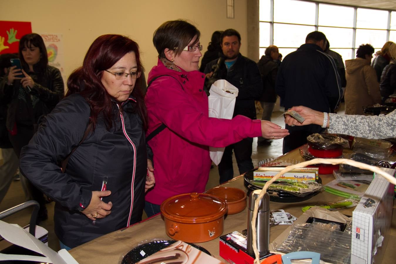 El rastrillo a beneficio de Cáritas reúne 17 expositores y 40 voluntarios