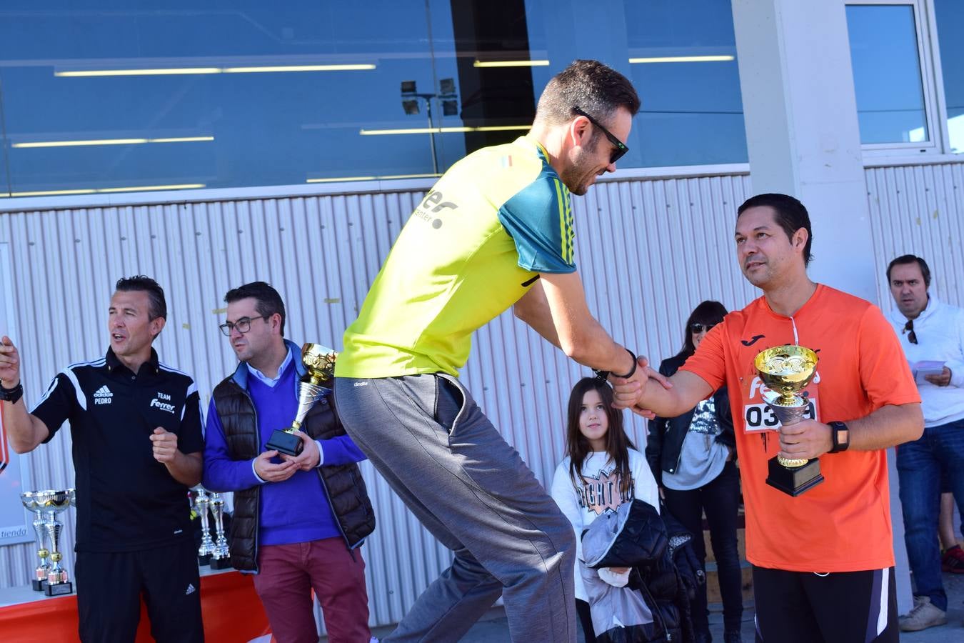 Los trofeos de la V Carrera Popular Ferrer Sport Center y la prueba infantil &#039;¡Por mi colegio!&#039;