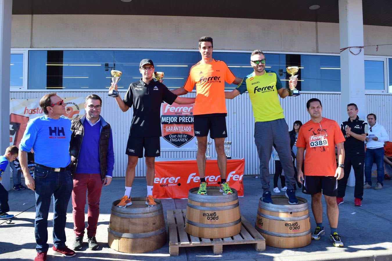 Los trofeos de la V Carrera Popular Ferrer Sport Center y la prueba infantil &#039;¡Por mi colegio!&#039;