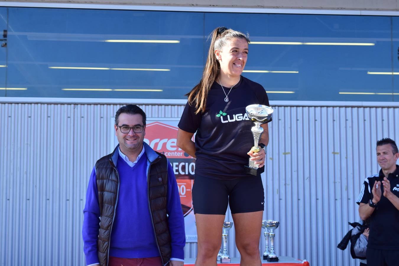 Los trofeos de la V Carrera Popular Ferrer Sport Center y la prueba infantil &#039;¡Por mi colegio!&#039;