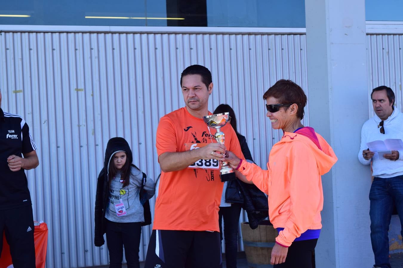 Los trofeos de la V Carrera Popular Ferrer Sport Center y la prueba infantil &#039;¡Por mi colegio!&#039;