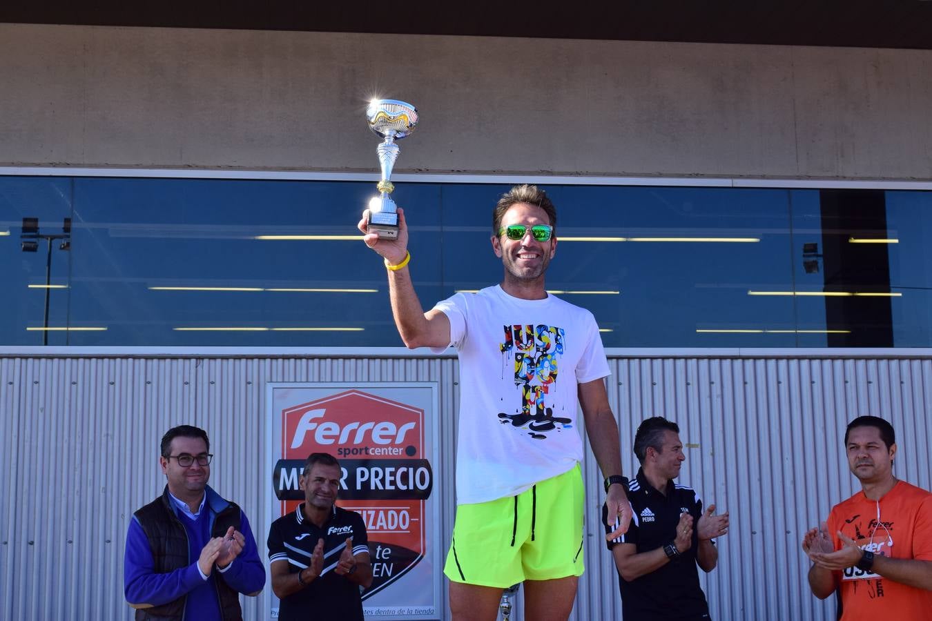 Los trofeos de la V Carrera Popular Ferrer Sport Center y la prueba infantil &#039;¡Por mi colegio!&#039;