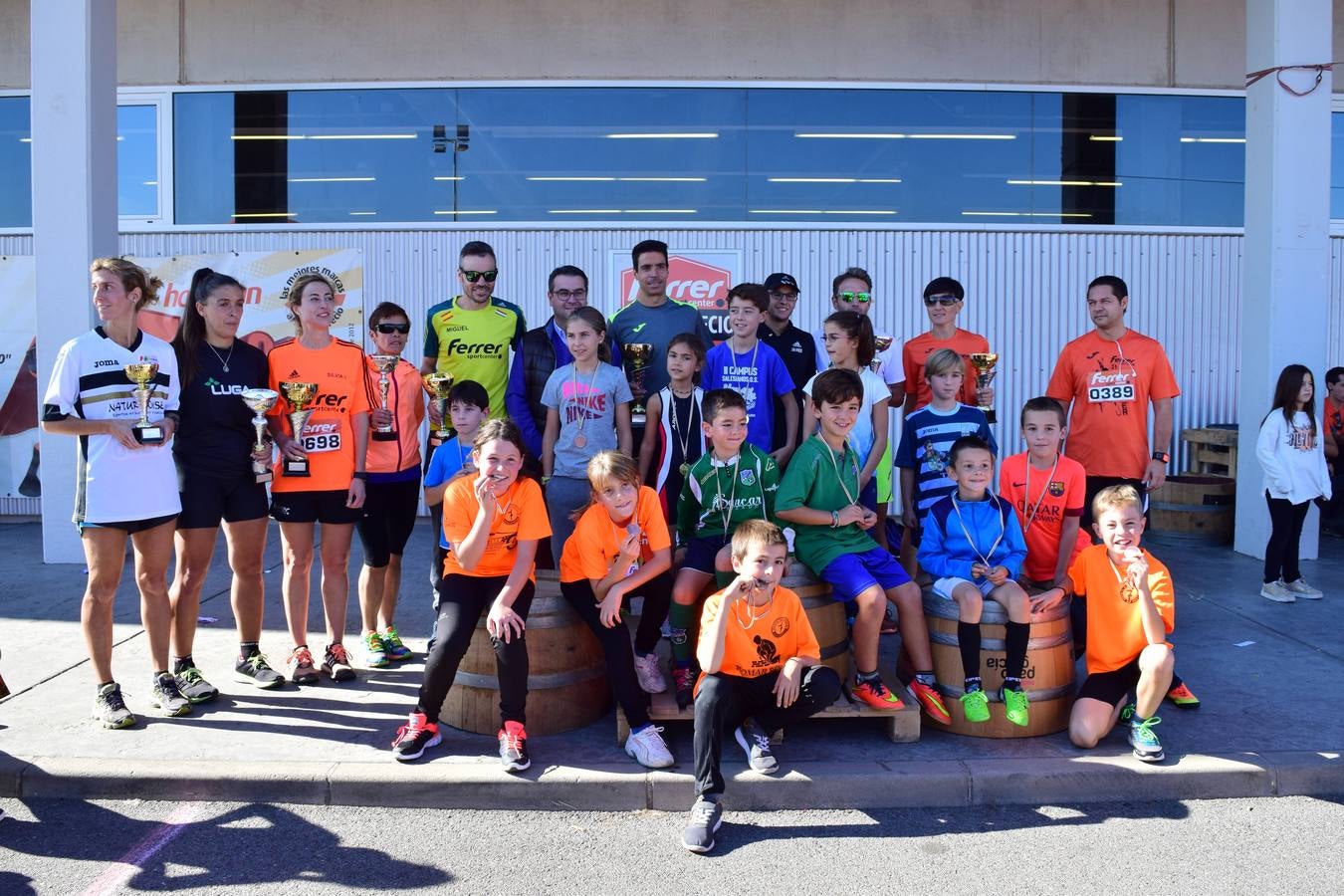 Los trofeos de la V Carrera Popular Ferrer Sport Center y la prueba infantil &#039;¡Por mi colegio!&#039;