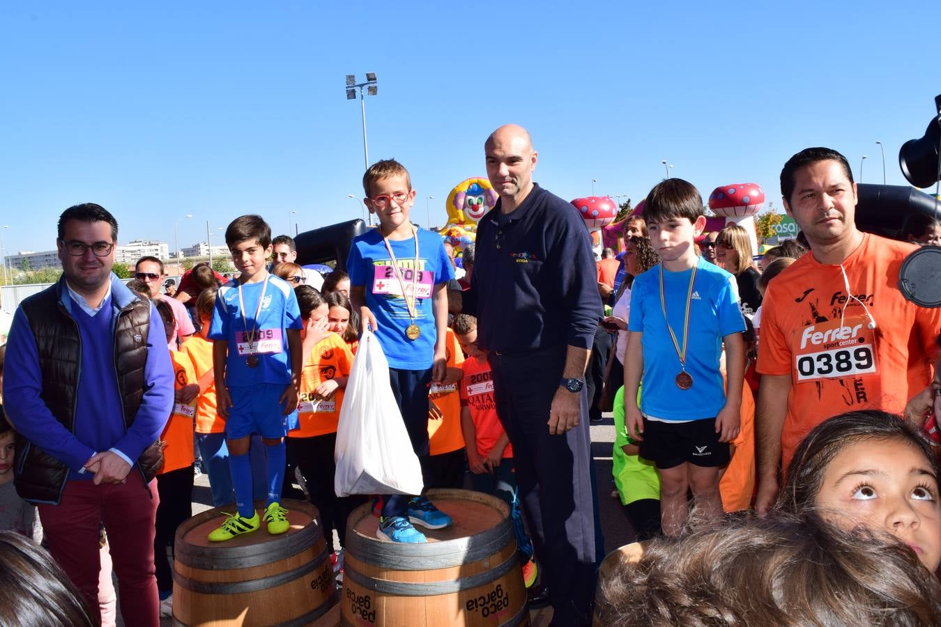 Los pequeños corredores recogen sus medallas en la prueba ¡Por mi colegio!