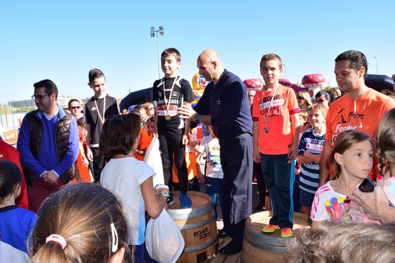 Los pequeños corredores recogen sus medallas en la prueba ¡Por mi colegio!