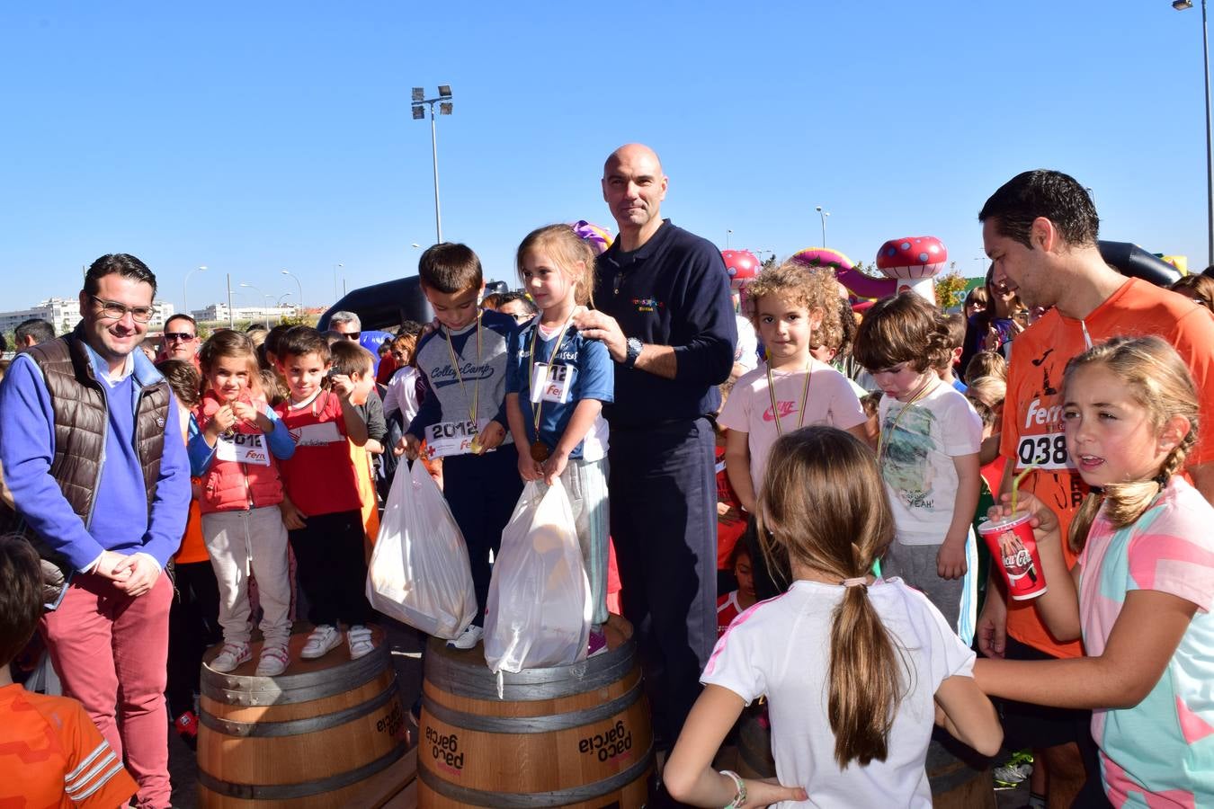 Los pequeños corredores recogen sus medallas en la prueba ¡Por mi colegio!