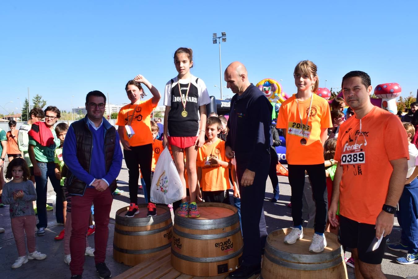 Los pequeños corredores recogen sus medallas en la prueba ¡Por mi colegio!