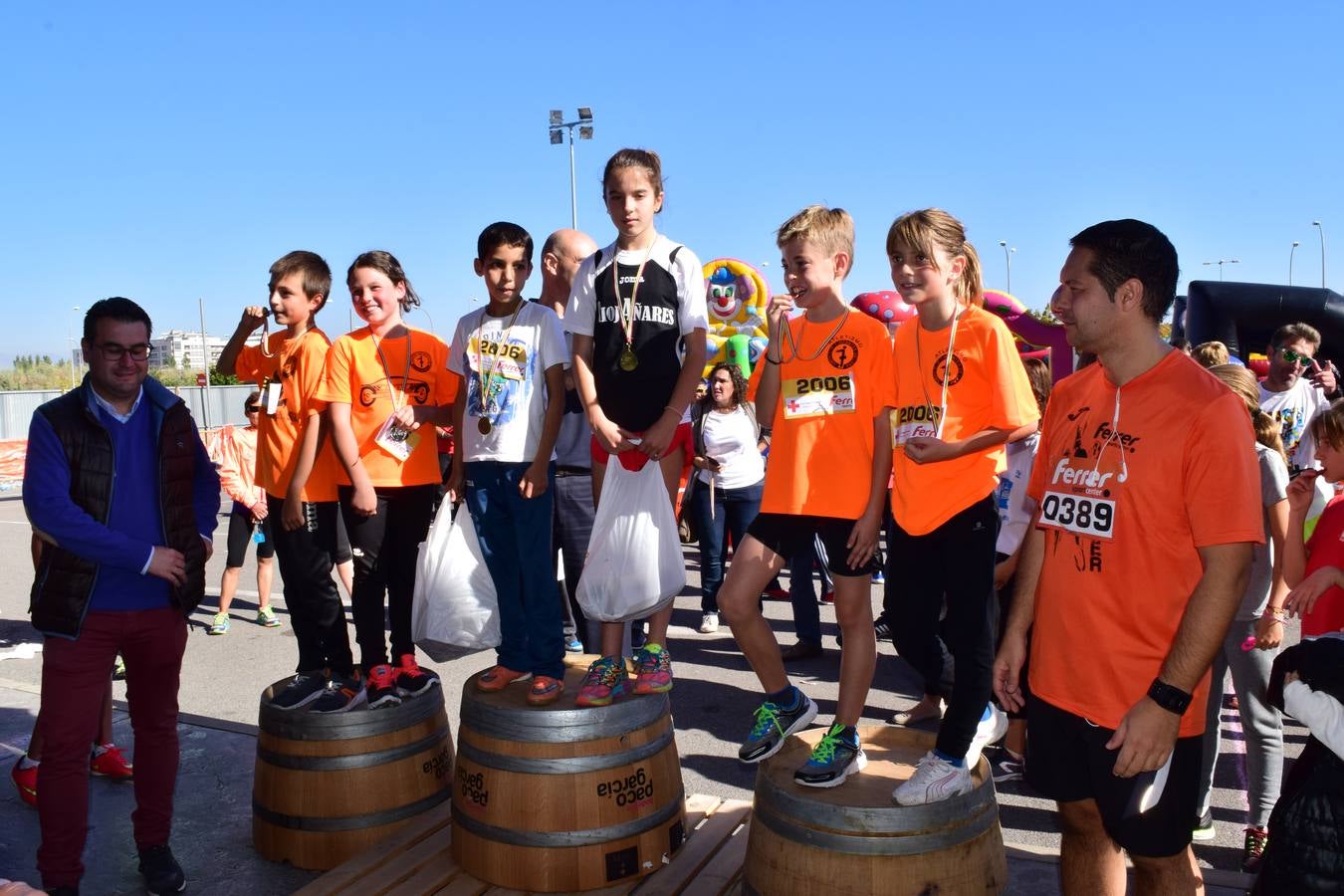 Los pequeños corredores recogen sus medallas en la prueba ¡Por mi colegio!