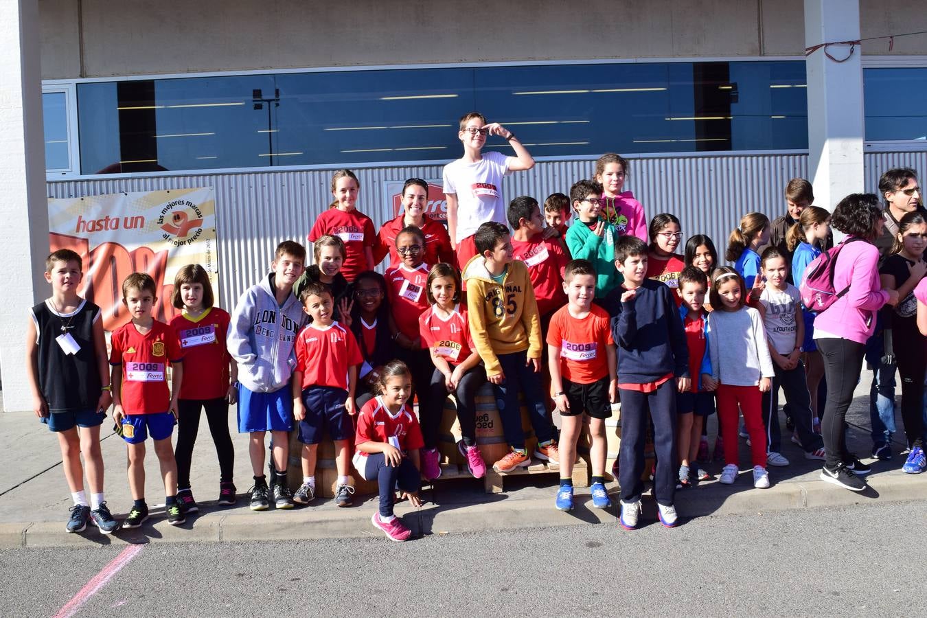 Los pequeños corredores recogen sus medallas en la prueba ¡Por mi colegio!