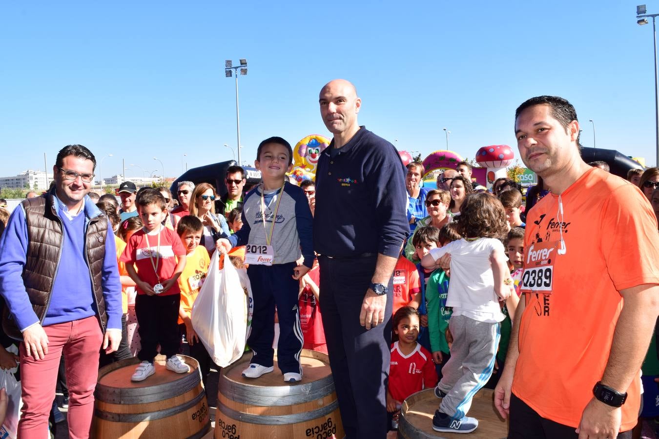 Los pequeños corredores recogen sus medallas en la prueba ¡Por mi colegio!