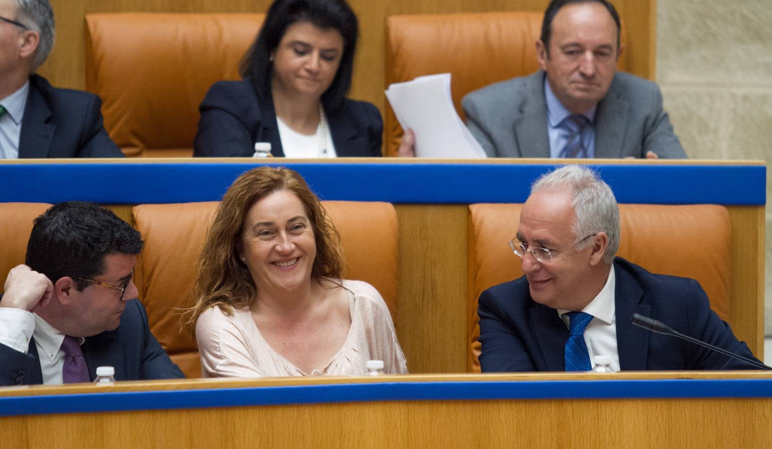 Un día de conversaciones y gestos en el Parlamento riojano