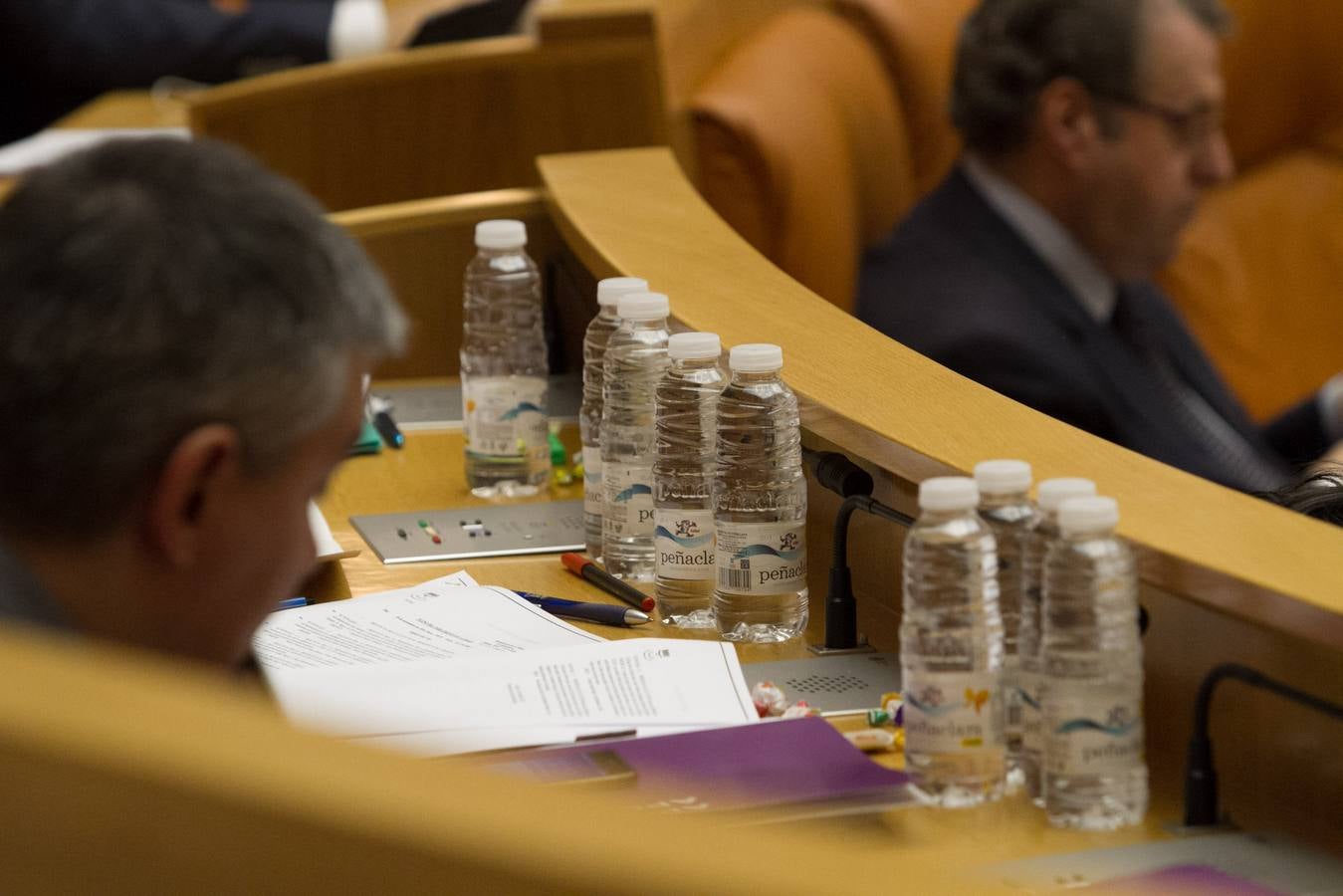 Un día de conversaciones y gestos en el Parlamento riojano