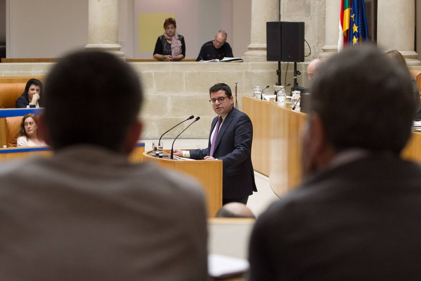 Un día de conversaciones y gestos en el Parlamento riojano