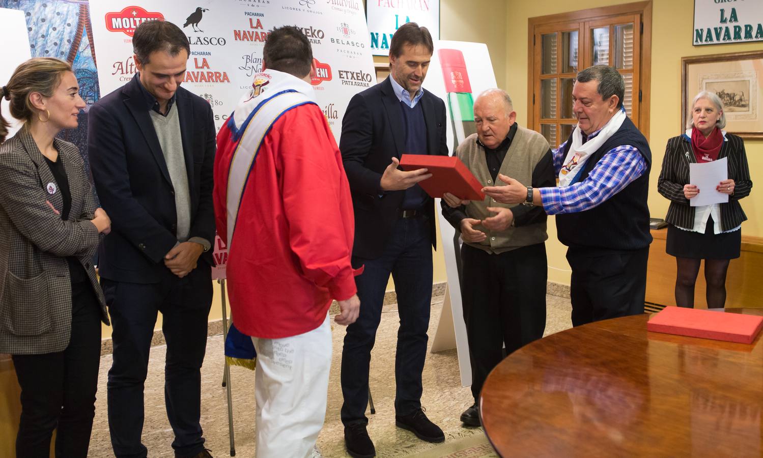 Julen Lopetegui recibe las &quot;llaves de oro del chamizo&quot; de la Peña Logroño